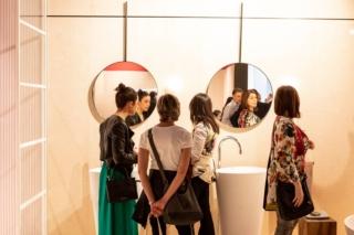 gente a uno stand al Salone del Bagno gente a uno stand al Salone del Bagno