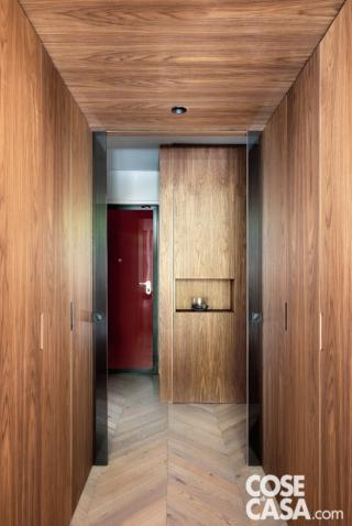 ingresso, rivestimenti a parete e a soffitto in noce canaletto, parquet a spina di pesce, porta in laccato rosso, nicchia, porte scorrevoli vetrate ingresso, rivestimenti a parete e a soffitto in noce canaletto, parquet a spina di pesce, porta in laccato rosso, nicchia, porte scorrevoli vetrate