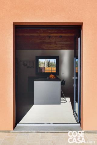 ingresso cucina, basi grigie, soffitto travi in legno ingresso cucina, basi grigie, soffitto travi in legno