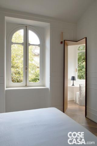 camera matrimoniale, finestra classica ad arco, passaggio al bow window rivestito in noce, zona studio, sedia rivestita in tessuto, abat jour, finestra camera matrimoniale, finestra classica ad arco, passaggio al bow window rivestito in noce, zona studio, sedia rivestita in tessuto, abat jour, finestra