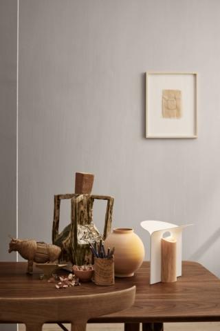 La lampada da tavolo Petal Lamp di Carl Hansen & Son ha un aspetto scultoreo che consente di sistemarla in bella vista insieme ad altri oggetti da collezione: sulla base in legno massello di rovere certificato con venature a vista, con la forma di un tronco, si innestano i due riflettori a volta in metallo bianco a forma di foglia. È in grado di produrre una luce calda e accogliente, senza abbagliamento. La base e i riflettori della luce sono assemblabili in nove diverse combinazioni per poterla personalizzare in base all'ambiente prescelto. Misura Ø 20 x H 20 cm. Prezzo a partire da 277 euro. www.carlhansen.com La lampada da tavolo Petal Lamp di Carl Hansen & Son ha un aspetto scultoreo che consente di sistemarla in bella vista insieme ad altri oggetti da collezione: sulla base in legno massello di rovere certificato con venature a vista, con la forma di un tronco, si innestano i due riflettori a volta in metallo bianco a forma di foglia. È in grado di produrre una luce calda e accogliente, senza abbagliamento. La base e i riflettori della luce sono assemblabili in nove diverse combinazioni per poterla personalizzare in base all'ambiente prescelto. Misura Ø 20 x H 20 cm. Prezzo a partire da 277 euro. www.carlhansen.com