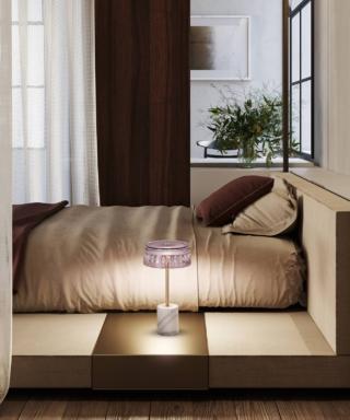 Un diffusore in cristallo intagliato a mano, nella ricercata colorazione color melanzana, per la lampada da tavolo Ester di Italamp. La base cilindrica è realizzata in marmo Calacatta oro che armonizza con la struttura metallica nella finitura oro chiaro spazzolato. Misura Ø 20 x H 36 cm. Prezzo 1.085,80 euro. www.italamp.com Un diffusore in cristallo intagliato a mano, nella ricercata colorazione color melanzana, per la lampada da tavolo Ester di Italamp. La base cilindrica è realizzata in marmo Calacatta oro che armonizza con la struttura metallica nella finitura oro chiaro spazzolato. Misura Ø 20 x H 36 cm. Prezzo 1.085,80 euro. www.italamp.com