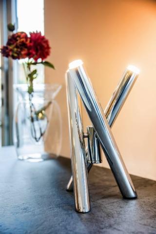 Tre led per la lampada da appoggio Shangai T small di Riflessi che è composta da tre elementi tubolari metallici verniciati nella finitura Acciaio lucido satinato galvanico che li rende particolarmente brillanti. Il cavo elettrico è rivestito in tessuto nero. Misura Ø 20 x H 30 cm. Prezzo 463,60 euro. www.riflessi.it Tre led per la lampada da appoggio Shangai T small di Riflessi che è composta da tre elementi tubolari metallici verniciati nella finitura Acciaio lucido satinato galvanico che li rende particolarmente brillanti. Il cavo elettrico è rivestito in tessuto nero. Misura Ø 20 x H 30 cm. Prezzo 463,60 euro. www.riflessi.it