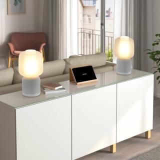 Sistemate in coppia, sopra la madia bianca, le lampade Symfonisk di Ikea Italia non solo illuminano il soggiorno, ma diffondono note musicali grazie alla cassa Wi-Fi  con audio a 180° di cui sono dotate. La base è realizzata in plastica ABS rivestita in tessuto poliestere e il paralume è in vetro bianco. Misura Ø 16 x H 25 cm. Prezzo 169 euro cad. www.ikea.com Sistemate in coppia, sopra la madia bianca, le lampade Symfonisk di Ikea Italia non solo illuminano il soggiorno, ma diffondono note musicali grazie alla cassa Wi-Fi  con audio a 180° di cui sono dotate. La base è realizzata in plastica ABS rivestita in tessuto poliestere e il paralume è in vetro bianco. Misura Ø 16 x H 25 cm. Prezzo 169 euro cad. www.ikea.com