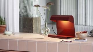 Design Anni Trenta per la lampada Lampe de Bureau di Vitra che ha la struttura in lamiera d'acciaio verniciato a polvere rossa. La forma originale e l'intensa colorazione japanese red la trasformano nella protagonista indiscussa del living. Misura L 24 x P 14,5 x H 22,5 cm. Prezzo 266 euro. www.vitra.com Design Anni Trenta per la lampada Lampe de Bureau di Vitra che ha la struttura in lamiera d'acciaio verniciato a polvere rossa. La forma originale e l'intensa colorazione japanese red la trasformano nella protagonista indiscussa del living. Misura L 24 x P 14,5 x H 22,5 cm. Prezzo 266 euro. www.vitra.com