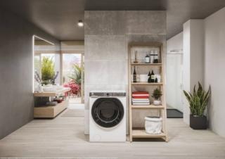 Maxi capiente, H-Wash 550 di Hoover lava 14 kg di bucato e ne asciuga 9. In classe F di funzioni combinate e B di lavaggio, regola perfettamente i consumi di acqua, energia e tempo in base al carico effettivo, ottimizzando l’utilizzo delle risorse. Consuma per 100 cicli combinati 580 kWh, ha programma di asciugatura rapida, è gestibile da remoto e dopo aver fotografato il carico di biancheria tramite la App puoi ricevere suggerimenti sul programma da scegliere. Misura L 60 x P 67 x H 85 cm. Prezzo 799 euro. www.hoover.it Maxi capiente, H-Wash 550 di Hoover lava 14 kg di bucato e ne asciuga 9. In classe F di funzioni combinate e B di lavaggio, regola perfettamente i consumi di acqua, energia e tempo in base al carico effettivo, ottimizzando l’utilizzo delle risorse. Consuma per 100 cicli combinati 580 kWh, ha programma di asciugatura rapida, è gestibile da remoto e dopo aver fotografato il carico di biancheria tramite la App puoi ricevere suggerimenti sul programma da scegliere. Misura L 60 x P 67 x H 85 cm. Prezzo 799 euro. www.hoover.it