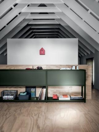 Fa parte della collezione Frame di Fantin la libreria bassa Bookcase system completamente realizzata in metallo verde, da scegliere fra ben 47 varianti di colore, che la rendono resistente e facile da ambientare. I ripiani disponibili in tre lunghezze permettono infinite possibilità compositive; inoltre i capienti vani chiusi consentono di nascondere alla vista oggetti e accessori. Misura L 300 x P 36 x H 89 cm. Prezzo a partire da 3.326 euro. www.fantin.com Fa parte della collezione Frame di Fantin la libreria bassa Bookcase system completamente realizzata in metallo verde, da scegliere fra ben 47 varianti di colore, che la rendono resistente e facile da ambientare. I ripiani disponibili in tre lunghezze permettono infinite possibilità compositive; inoltre i capienti vani chiusi consentono di nascondere alla vista oggetti e accessori. Misura L 300 x P 36 x H 89 cm. Prezzo a partire da 3.326 euro. www.fantin.com
