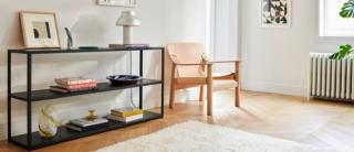 Ha una linea grafica, sottolineata dalla colorazione scura, la libreria bassa New Order Combination 202 di Hay che ha la struttura a tre ripiani, completamente aperta alla vista, che è accessibile da tutti i lati. È realizzata in alluminio verniciato a polvere, disponibile in tre varianti di colore. Misura L 150 x P 34 x H 74 cm. Prezzo a partire da 915 euro. www.hay.dk Ha una linea grafica, sottolineata dalla colorazione scura, la libreria bassa New Order Combination 202 di Hay che ha la struttura a tre ripiani, completamente aperta alla vista, che è accessibile da tutti i lati. È realizzata in alluminio verniciato a polvere, disponibile in tre varianti di colore. Misura L 150 x P 34 x H 74 cm. Prezzo a partire da 915 euro. www.hay.dk