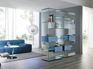 La struttura realizzata in vetro trasparente o extrachiaro “alleggerisce” la libreria Liber di Tonellidesign e consente di utilizzarla come elemento separatore all'interno di una stanza perché lascia filtrare la luce. Sono presenti una serie di cassetti in legno laccato azzurro che scandiscono la composizione e permettono di riporre carte e oggetti; la base rettangolare a specchio riflette la luce. Misura L 80 x P 40 x H 200 cm. Prezzo a partire da 2.370 euro. www.tonellidesign.it La struttura realizzata in vetro trasparente o extrachiaro “alleggerisce” la libreria Liber di Tonellidesign e consente di utilizzarla come elemento separatore all'interno di una stanza perché lascia filtrare la luce. Sono presenti una serie di cassetti in legno laccato azzurro che scandiscono la composizione e permettono di riporre carte e oggetti; la base rettangolare a specchio riflette la luce. Misura L 80 x P 40 x H 200 cm. Prezzo a partire da 2.370 euro. www.tonellidesign.it