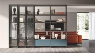 Fa parte del sistema parete Fluida di Scavolini, nella versione interparete fissata a soffitto, la soluzione living Motus che permette a due ambienti diversi di dialogare tra loro e di interfacciarsi. La struttura nella finitura Grigio Ferro è dotata di vani a giorno e ante a telaio in alluminio e vetro Fumé trasparente. Nella parte inferiore sono presenti due basi con cestoni estraibili con ante in laccato opaco Verde Ottanio. Prezzo su richiesta. www.scavolini.com Fa parte del sistema parete Fluida di Scavolini, nella versione interparete fissata a soffitto, la soluzione living Motus che permette a due ambienti diversi di dialogare tra loro e di interfacciarsi. La struttura nella finitura Grigio Ferro è dotata di vani a giorno e ante a telaio in alluminio e vetro Fumé trasparente. Nella parte inferiore sono presenti due basi con cestoni estraibili con ante in laccato opaco Verde Ottanio. Prezzo su richiesta. www.scavolini.com