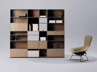 La libreria modulare della collezione di USM Haller è configurabile liberamente e può essere integrata nel tempo con vari accessori come porte, ripiani, vaschette per la cancelleria, cestelli estraibili, cassetti... La caratteristica struttura in acciaio cromato con pannelli verniciati a polvere, disponibili in undici varianti di colore,  è caratterizzata dalla presenza di ripiani, di vani aperti e di vani chiusi da ante. Un singolo modulo grande misura L 75 x P 35 x H 35 cm. Prezzo  a partire da 441 euro. www.usm.com La libreria modulare della collezione di USM Haller è configurabile liberamente e può essere integrata nel tempo con vari accessori come porte, ripiani, vaschette per la cancelleria, cestelli estraibili, cassetti... La caratteristica struttura in acciaio cromato con pannelli verniciati a polvere, disponibili in undici varianti di colore,  è caratterizzata dalla presenza di ripiani, di vani aperti e di vani chiusi da ante. Un singolo modulo grande misura L 75 x P 35 x H 35 cm. Prezzo  a partire da 441 euro. www.usm.com