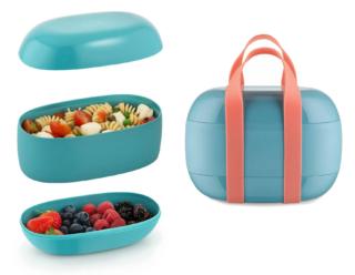 Food à Porter di Alessi sembra una borsetta, ma al suo interno ha tre contenitori con due coperchi utilizzabili in base agli alimenti da trasportare. In resina termoplastica, è capiente 125 cl- Misura L 19 x P 10 x H 13,5 cm. Prezzo 56 euro. www.alessi.com