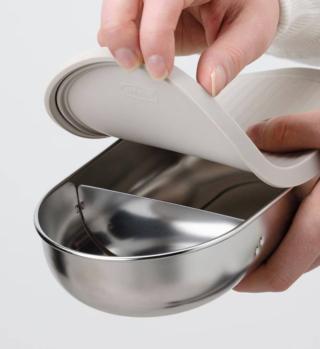 Il contenitore per alimenti Halvvarm di Ikea in acciaio inossidabile mantiene inalterato il sapore dei cibi, non assorbe gli odori ed è molto resistente. Ha coperchio in silicone a chiusura ermetica e divisorio interno che separa i diversi alimenti, estraibile quando non serve. È capiente 0,7 litri. Misura L 21 x P 12 x H 5 cm. Prezzo 7 euro. www.ikea.it