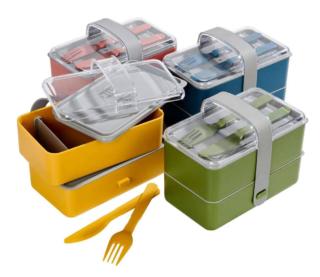 Adatto al microonde e alla lavastoviglie (non il coperchio però), il portavivande Lunchtime di Casa ha anche maniglia che ne consente un facile trasporto. In polipropilene e silicone, è disponibile in 4 colori differenti e è completa di posate. Misura L 17 x P 10 x H 13,5. Prezzo 12,95 euro. www.casashops.it