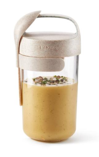 La Lunch-box con cucchiaio della linea To Go-Organic Collection di Lèkuè è costituita da un mix di fibra di legno e polipropilene privo di BPA, mediante sterilizzazione ad alta temperatura e raggi UV. Dotata di chiusura ermetica, è adatta per frigorifero, microonde e lavastoviglie. Misura Ø 9 x H 15 cm. Prezzo 20 euro. www.schoenhuber.com