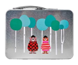 Per la merenda dei bambini, la scatola in latta con motivo Orsetti di Flying Tiger Copenhagen, ha coperchio che si chiude a scatto. Lavabile in lavastoviglie, è disponibile in diverse fantasie. Misura L 26 x P 18 x H 7 cm. Prezzo 4 euro.www.flyingtiger.com