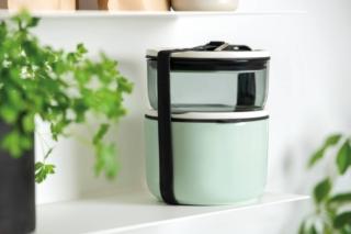 In porcellana, silicone e vetro borosilicato il set è composto da 2 pezzi To Go & To Stay di Villeroy & Boch è lavabile in lavastoviglie ed è anche adatto per il microonde. Prezzo 54,90 euro. www.villeroy-boch.it