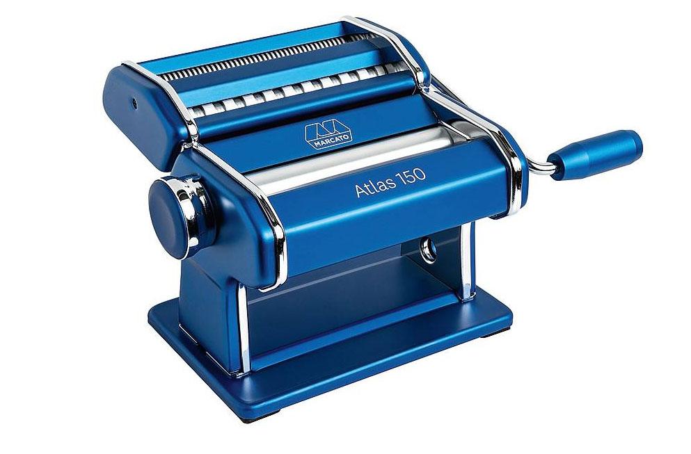 La macchina per la pasta in alluminio blu Atlas 150 di Marcato (www.marcato.it) permette di produrre 3 tipi di pasta, sfoglia, fettuccine e tagliolini, con diversi spessori. Su richiesta, sono disponibili 12 accessori per altri formati e il motore PastaDrive. Misura L 20 x P 15,5 x H 20,7 cm. Costa 109,90 euro.