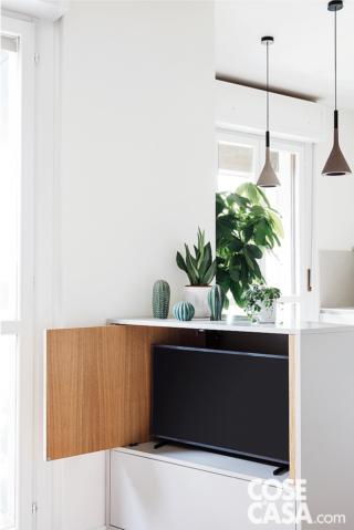 Dietro l'anta in rovere, il televisore può scorrere avanti e indietro su un mini carrello