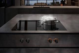 Esempio di perfetta integrazione tra zona cottura e cappa, il Flex Induction CV492100 Serie 400 di Gaggenau, vincitore dell’Archiproducts Design Award 2021 per la categoria Kitchen, è un piano cottura dotato di sistema di aspirazione integrato estremamente efficiente e progettato per il posizionamento libero di pentole e padelle all’interno delle zone di cottura. La lastra di vetroceramica nera da 90 cm è montata a filo e non presenta cornice e il piano ha ampie zone Flex Induction in grado di ospitare pentole fino a 30 cm di diametro. La funzione di aspirazione di fumi e vapori è regolabile tramite i tasti touch key sul piano e può essere impostata sia in modalità di ricircolo sia di estrazione dell’aria. Infine, quando è impostata per il funzionamento tramite sensore, la cappa è in grado di determinare automaticamente il proprio livello di potenza in base al vapore rilevato. www.gaggenau.com/it/ Esempio di perfetta integrazione tra zona cottura e cappa, il Flex Induction CV492100 Serie 400 di Gaggenau, vincitore dell’Archiproducts Design Award 2021 per la categoria Kitchen, è un piano cottura dotato di sistema di aspirazione integrato estremamente efficiente e progettato per il posizionamento libero di pentole e padelle all’interno delle zone di cottura. La lastra di vetroceramica nera da 90 cm è montata a filo e non presenta cornice e il piano ha ampie zone Flex Induction in grado di ospitare pentole fino a 30 cm di diametro. La funzione di aspirazione di fumi e vapori è regolabile tramite i tasti touch key sul piano e può essere impostata sia in modalità di ricircolo sia di estrazione dell’aria. Infine, quando è impostata per il funzionamento tramite sensore, la cappa è in grado di determinare automaticamente il proprio livello di potenza in base al vapore rilevato. www.gaggenau.com/it/