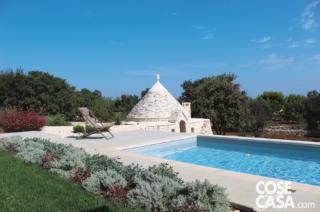 Tra gli edifici antichi e di nuova costruzione distribuiti sull'estensione della proprietà, nella zona più soleggiata esposta a Sud, è stata realizzata una piscina in muratura di forma rettangolare lunga oltre 11 m e larga quasi 3 m; il fondo è stato rifinito con intonaco a base di calce idraulica colorata con polvere di cocciopesto. Le finiture dei bordi e del solarium che circonda la vasca perseguono l'obiettivo di integrarla quanto più possibile con lo stile della casa e con il paesaggio naturale intorno. I lavori sono stati eseguiti da Selvazzurra Piscine.