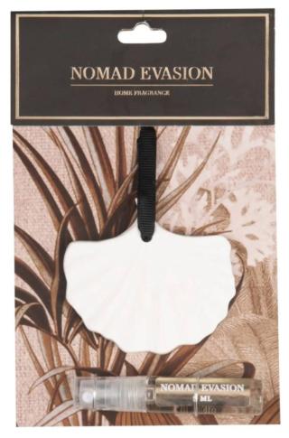In ceramica bianca la conchiglia Nomad Evasion di Maisons du Monde da appendere si spruzza con il profumo e si lascia nell’armadio insieme ai vestiti. Quando si asciuga l’essenza, si può rispruzzare e riutilizzare. Prezzo 6,99 euro. www.maisonsdumonde.it In ceramica bianca la conchiglia Nomad Evasion di Maisons du Monde da appendere si spruzza con il profumo e si lascia nell’armadio insieme ai vestiti. Quando si asciuga l’essenza, si può rispruzzare e riutilizzare. Prezzo 6,99 euro. www.maisonsdumonde.it