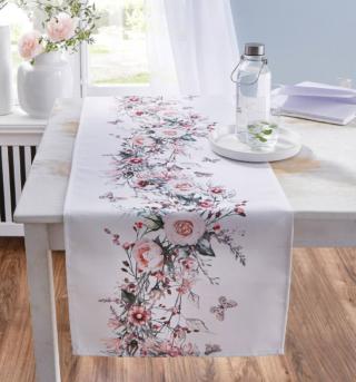 Una ghirlanda di rose nei toni del rosa decora il runner candido (95743995) di Bonprix in 100% poliestere con stampa digitale al centro. Può essere sistemato direttamente sul piano del tavolo o per impreziosire una tovaglia tinta unita. Misura L 40 x P 140 cm. Prezzo 9,99 euro. www.bonprix.it Una ghirlanda di rose nei toni del rosa decora il runner candido (95743995) di Bonprix in 100% poliestere con stampa digitale al centro. Può essere sistemato direttamente sul piano del tavolo o per impreziosire una tovaglia tinta unita. Misura L 40 x P 140 cm. Prezzo 9,99 euro. www.bonprix.it