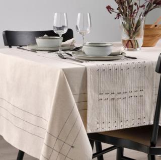 Il runner Vararv di Ikea Italia in cotone e iuta è decorato da un motivo di piccole nappine in contrasto; può essere sistemato sopra la tovaglia in gradazione, come segnaposto, per un'apparecchiatura “ricca” e completa.  Misura L 35 x P 150 cm. Prezzo 7,95 euro www.ikea.com Il runner Vararv di Ikea Italia in cotone e iuta è decorato da un motivo di piccole nappine in contrasto; può essere sistemato sopra la tovaglia in gradazione, come segnaposto, per un'apparecchiatura “ricca” e completa.  Misura L 35 x P 150 cm. Prezzo 7,95 euro www.ikea.com