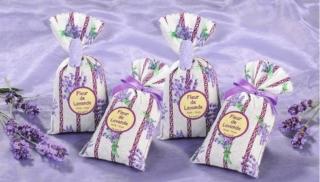 Il set di Euronova è composto da 4 sacchetti in cotone che contengono fiori di lavanda essiccati per tenere lontano tarme e insetti. Prezzo 10,99 euro. www.euronova.it Il set di Euronova è composto da 4 sacchetti in cotone che contengono fiori di lavanda essiccati per tenere lontano tarme e insetti. Prezzo 10,99 euro. www.euronova.it