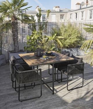 Le comode poltroncine e il tavolo quadrato del set Swann di Maisons du Monde danno vita ad un'accogliente zona pranzo sul terrazzo, pratica e facile da pulire. Hanno la struttura realizzata in alluminio nella finitura epossidica color nero e resina in poliestere nero; il piano è in materiale composito simil teak. I morbidi cuscini  in dotazione sono imbottiti in fibra di poliestere e sono rivestiti in tessuto sintetico  nero. Le poltrone si possono sistemare completamente sotto il tavolo per ottimizzare lo spazio. Il tavolo misura L 110 x P 110 x H 76 cm. Prezzo 599 euro (per il set). www.maisonsdumonde.com Le comode poltroncine e il tavolo quadrato del set Swann di Maisons du Monde danno vita ad un'accogliente zona pranzo sul terrazzo, pratica e facile da pulire. Hanno la struttura realizzata in alluminio nella finitura epossidica color nero e resina in poliestere nero; il piano è in materiale composito simil teak. I morbidi cuscini  in dotazione sono imbottiti in fibra di poliestere e sono rivestiti in tessuto sintetico  nero. Le poltrone si possono sistemare completamente sotto il tavolo per ottimizzare lo spazio. Il tavolo misura L 110 x P 110 x H 76 cm. Prezzo 599 euro (per il set). www.maisonsdumonde.com