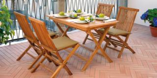 Tavoli e sedie da esterno: varietà di materiali e stili