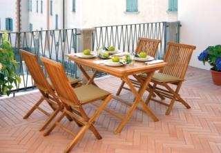 Pregiato legno di teak per le sedie Salina e il tavolo rettangolare Lipari di Greenwood che permettono di ospitare comodamente quattro persone: tutti gli arredi sono pieghevoli per poterli riporre agevolmente quando non servono o durante la brutta stagione. Il design lineare mette in evidenza la matericità e la venatura del legno. La sedia misura L 46 x P 60 x H 91 cm. Prezzo 67 euro. Il cuscino verde salvia sfoderabile, prezzo 11 euro. Il tavolo misura L 120 x P 70 x H 75 cm. Prezzo 290 euro. www.greenwoodgarden.it Pregiato legno di teak per le sedie Salina e il tavolo rettangolare Lipari di Greenwood che permettono di ospitare comodamente quattro persone: tutti gli arredi sono pieghevoli per poterli riporre agevolmente quando non servono o durante la brutta stagione. Il design lineare mette in evidenza la matericità e la venatura del legno. La sedia misura L 46 x P 60 x H 91 cm. Prezzo 67 euro. Il cuscino verde salvia sfoderabile, prezzo 11 euro. Il tavolo misura L 120 x P 70 x H 75 cm. Prezzo 290 euro. www.greenwoodgarden.it