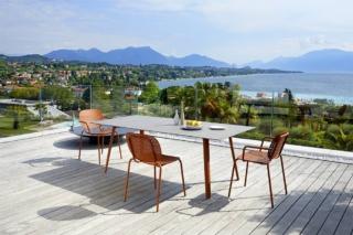 Ha il piano in hpl effetto pietra piasentina, sorretto da gambe in pressofusione di alluminio, il tavolo rettangolare Squid di Scab. Misura L 210 x P 100 x H 73 cm. Prezzo a partire da 2.010,60 euro. La sedia impilabile SI-SI Dots sono caratterizzate da una scocca unica, che funge da schienale e da seduta, in lamiera zincata e verniciata arancione e da quattro gambe in acciaio tubolare. Misurano L 50 x P 55 x H 80 cm. Prezzo 238 euro. Le poltroncine impilabili SI-SI Barcode misurano L 62 x P 55 x H 80 cm. Prezzo 258,60 euro. Ha il piano in hpl effetto pietra piasentina, sorretto da gambe in pressofusione di alluminio, il tavolo rettangolare Squid di Scab. Misura L 210 x P 100 x H 73 cm. Prezzo a partire da 2.010,60 euro. La sedia impilabile SI-SI Dots sono caratterizzate da una scocca unica, che funge da schienale e da seduta, in lamiera zincata e verniciata arancione e da quattro gambe in acciaio tubolare. Misurano L 50 x P 55 x H 80 cm. Prezzo 238 euro. Le poltroncine impilabili SI-SI Barcode misurano L 62 x P 55 x H 80 cm. Prezzo 258,60 euro.