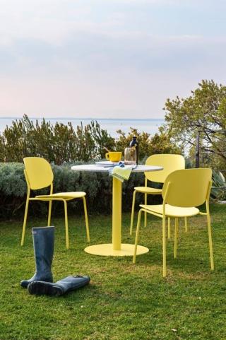 Un’allegra colorazione giallo limone per la base in metallo del tavolo Cocktail di Connubia che ha il top rotondo in nobilitato che può essere apparecchiato anche senza tovaglia. Misura Ø 90 x H 76 cm. Prezzo a partire da 445 euro. Intorno sono sistemate le sedie YO! con la seduta e lo schienale in polipropilene giallo su una struttura in metallo verniciato. Misurano L 47 x P 55,5 x H 81 cm. Un’allegra colorazione giallo limone per la base in metallo del tavolo Cocktail di Connubia che ha il top rotondo in nobilitato che può essere apparecchiato anche senza tovaglia. Misura Ø 90 x H 76 cm. Prezzo a partire da 445 euro. Intorno sono sistemate le sedie YO! con la seduta e lo schienale in polipropilene giallo su una struttura in metallo verniciato. Misurano L 47 x P 55,5 x H 81 cm.