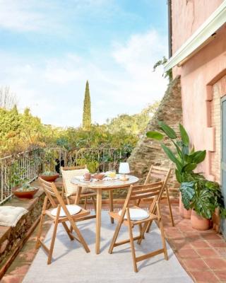 Una struttura sottile per il tavolo rotondo Vilma, interamente realizzato in legno massello di acacia certificato FSC, proveniente da foreste sostenibili e disboscamento controllato, verniciato trasparente, che ha il piano formato da listelli con un foro al centro per l’ombrellone. Il tavolo misura Ø 90 x H 76 cm. Prezzo 229 euro. Una struttura sottile per il tavolo rotondo Vilma, interamente realizzato in legno massello di acacia certificato FSC, proveniente da foreste sostenibili e disboscamento controllato, verniciato trasparente, che ha il piano formato da listelli con un foro al centro per l’ombrellone. Il tavolo misura Ø 90 x H 76 cm. Prezzo 229 euro.