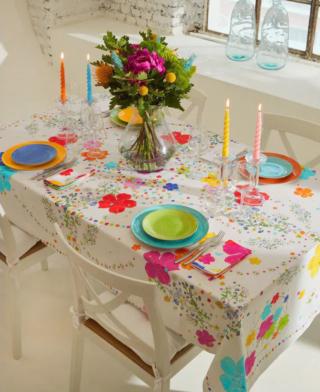Colori fluo per le corolle che sbocciano sulla tovaglia della collezione Salvatore Piccione per Conforama in puro cotone panama bianco. È allegr
a e coloratissima, perfetta per una festa di primavera. Misura L 140 x P 240 cm. Prezzo 39,99 euro. www.conforama.it Colori fluo per le corolle che sbocciano sulla tovaglia della collezione Salvatore Piccione per Conforama in puro cotone panama bianco. È allegr
a e coloratissima, perfetta per una festa di primavera. Misura L 140 x P 240 cm. Prezzo 39,99 euro. www.conforama.it