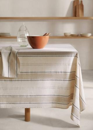 Elegante e sobria la tovaglia a righe (47031297-YARNI-I-LU) di Mango Home disponibile nella versione quadrata e rettangolare. Il tessuto in misto cotone e lino è decorato da righe nei toni del sabbia, del bianco e del verde salvia. Misura L 150 x P 250 cm. Prezzo 45,99 euro. www.mango.com Elegante e sobria la tovaglia a righe (47031297-YARNI-I-LU) di Mango Home disponibile nella versione quadrata e rettangolare. Il tessuto in misto cotone e lino è decorato da righe nei toni del sabbia, del bianco e del verde salvia. Misura L 150 x P 250 cm. Prezzo 45,99 euro. www.mango.com