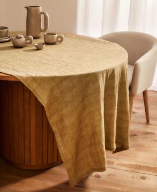 Una colorazione raffinata per la tovaglia Ubalda di Kave Home che è piacevole al tatto: è completamente realizzata in misto cotone e lino color verde kaki. Ha un aspetto materico e rustico che ne sottolinea lo stile coloniale. Misura L 150 x P 250 cm. Prezzo 65,99euro. www.kavehome.com Una colorazione raffinata per la tovaglia Ubalda di Kave Home che è piacevole al tatto: è completamente realizzata in misto cotone e lino color verde kaki. Ha un aspetto materico e rustico che ne sottolinea lo stile coloniale. Misura L 150 x P 250 cm. Prezzo 65,99euro. www.kavehome.com