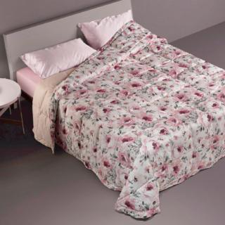 Permette di affrontare le fresche serate primaverili la trapunta fantasia in piuma di Daunenstep rivestita in cotone con una stampa floreale di sapore rtetrò e imbottita in 100% piumino che la rende traspirabile; inoltre la trapuntatura a quadri fissi mantiene il calore uguale su tutta la superficie. È  Made in Italy ed é garantita dieci anni. Misura L 270 x P 260 cm. Prezzo 699 euro.  www.daunenstep.com Permette di affrontare le fresche serate primaverili la trapunta fantasia in piuma di Daunenstep rivestita in cotone con una stampa floreale di sapore rtetrò e imbottita in 100% piumino che la rende traspirabile; inoltre la trapuntatura a quadri fissi mantiene il calore uguale su tutta la superficie. È  Made in Italy ed é garantita dieci anni. Misura L 270 x P 260 cm. Prezzo 699 euro.  www.daunenstep.com