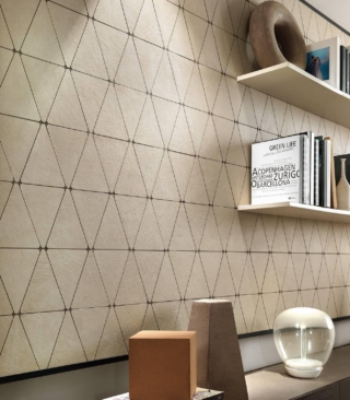 Fa parte della collezione Boost Natural di Atlas Concorde, ispirata al mondo della terra cruda (in collaborazione con Matteo Brioni), il decoro Ash Mosaico Rhombus, in gres porcellanato. Formato da tessere triangolari, misura 36,7 x 33,8 cm; prezzo a partire da 363,80 euro/mq. www.atlasconcorde.com