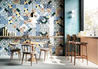 La collezione Cementine Shiny di Ceramica Fioranese riproduce i decori delle piastrelle tradizionali, ma con le performance del gres porcellanato. I pattern decorativi Mix Colors, con superficie glossy, misurano 20 x 20 cm. Prezzo al mq 86,42 euro. www.fioranese.it