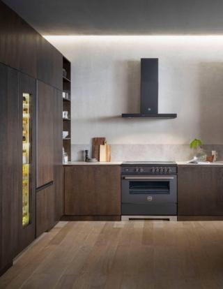 Per celebrare il 140° anniversario di attività, Bertazzoni propone un restyling completo delle serie distintive, ampliando la gamma di prodotti con nuove cucine freestanding, una linea di nuovi frigoriferi e una selezione di nuove cappe. In particolare, la cucina a libera installazione Serie Professional PRO95I1ECAT dal design elegante, offre un livello di capacità, flessibilità e praticità al top della categoria garantendo alla cucina di casa tua prestazioni professionali. Larga 90 cm, con forno elettrico multifunzione da 103 litri, dispone di 11 funzioni di cottura: da quella ventilata alla statica, a quella con il grill, fino al preriscaldamento veloce e alla funzione pizza. È dotata di un programmatore elettronico digitale che fornisce un riscontro immediato sulle funzioni del forno. Il piano cottura è dotato di 5 zone a induzione, incluse due zone flex, comandate attraverso le robuste manopole in metallo. Sono disponibili alzate paraschizzi e cappe aspiranti abbinate. www.bertazzoni.com
Bertazzoni Showroom Binova, via Durini 17, Milano Per celebrare il 140° anniversario di attività, Bertazzoni propone un restyling completo delle serie distintive, ampliando la gamma di prodotti con nuove cucine freestanding, una linea di nuovi frigoriferi e una selezione di nuove cappe. In particolare, la cucina a libera installazione Serie Professional PRO95I1ECAT dal design elegante, offre un livello di capacità, flessibilità e praticità al top della categoria garantendo alla cucina di casa tua prestazioni professionali. Larga 90 cm, con forno elettrico multifunzione da 103 litri, dispone di 11 funzioni di cottura: da quella ventilata alla statica, a quella con il grill, fino al preriscaldamento veloce e alla funzione pizza. È dotata di un programmatore elettronico digitale che fornisce un riscontro immediato sulle funzioni del forno. Il piano cottura è dotato di 5 zone a induzione, incluse due zone flex, comandate attraverso le robuste manopole in metallo. Sono disponibili alzate paraschizzi e cappe aspiranti abbinate. www.bertazzoni.com
Bertazzoni Showroom Binova, via Durini 17, Milano