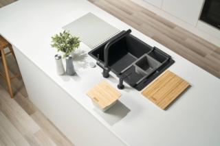 Per offrire un'esperienza di cucina "aumentata" che permetta di riscoprire i riti della cucina, Franke propone All-In Food Preparation System. È un sistema flessibile per la preparazione degli alimenti che consiste in un kit di accessori universali modulabili, per avere 8 diversi prodotti in 1: la guida telescopica, dotata di binari estensibili in acciaio inox con maniglie resistenti che si adattano a tutti i lavelli fino a 540 mm, il tagliere in legno di bamboo, una vaschetta forata in Sanitized grande utilizzabile come scolapasta, come raccoglitore o come scolapiatti per posate e utensili (realizzata), una vaschetta forata piccola, una vaschetta piccola per riporre gli ingredienti e conservarli in frigorifero o per gestire i rifiuti durante la preparazione degli alimenti, un coperchio in legno di bamboo da posizionare sulla vaschetta piccola per mantenere freschi i cibi, un tappetino arrotolabile in silicone, pieghevole e con una superficie inclinata per l’utilizzo come scolapiatti e un vassoio contenitore per riporre tutto ordinatamente. Tutti gli accessori di All-In sono combinabili tra loro in diverse tipologie di kit, per permettere un flusso di preparazione dei cibi efficiente e senza interruzioni. Il sistema è vincitore del Kitchen Innovation Awards 2022 per la funzionalità, l'innovazione, il beneficio del prodotto e del Red Dot Awards 2022. www.franke.com
Showroom Faber/Franke, via Pontaccio 18, Milano Per offrire un'esperienza di cucina "aumentata" che permetta di riscoprire i riti della cucina, Franke propone All-In Food Preparation System. È un sistema flessibile per la preparazione degli alimenti che consiste in un kit di accessori universali modulabili, per avere 8 diversi prodotti in 1: la guida telescopica, dotata di binari estensibili in acciaio inox con maniglie resistenti che si adattano a tutti i lavelli fino a 540 mm, il tagliere in legno di bamboo, una vaschetta forata in Sanitized grande utilizzabile come scolapasta, come raccoglitore o come scolapiatti per posate e utensili (realizzata), una vaschetta forata piccola, una vaschetta piccola per riporre gli ingredienti e conservarli in frigorifero o per gestire i rifiuti durante la preparazione degli alimenti, un coperchio in legno di bamboo da posizionare sulla vaschetta piccola per mantenere freschi i cibi, un tappetino arrotolabile in silicone, pieghevole e con una superficie inclinata per l’utilizzo come scolapiatti e un vassoio contenitore per riporre tutto ordinatamente. Tutti gli accessori di All-In sono combinabili tra loro in diverse tipologie di kit, per permettere un flusso di preparazione dei cibi efficiente e senza interruzioni. Il sistema è vincitore del Kitchen Innovation Awards 2022 per la funzionalità, l'innovazione, il beneficio del prodotto e del Red Dot Awards 2022. www.franke.com
Showroom Faber/Franke, via Pontaccio 18, Milano