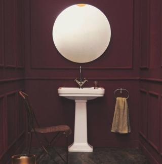 È ispirato all’epoca vittoriana ma con forme geometriche pulite e semplici, che lo rendono senza tempo, il lavabo Calla della Atelier Collection di Ideal Standard. Anche il rubinetto Joy Neo è un’evoluzione del classicismo, con tecnologie evolute come il regolatore EcoFlow che riduce il consumo d’acqua fino a 5 l/min, rendendolo sostenibile senza ridurre il comfort. È nelle finiture Magnetic Grey e Cromato. www.idealstandard.it È ispirato all’epoca vittoriana ma con forme geometriche pulite e semplici, che lo rendono senza tempo, il lavabo Calla della Atelier Collection di Ideal Standard. Anche il rubinetto Joy Neo è un’evoluzione del classicismo, con tecnologie evolute come il regolatore EcoFlow che riduce il consumo d’acqua fino a 5 l/min, rendendolo sostenibile senza ridurre il comfort. È nelle finiture Magnetic Grey e Cromato. www.idealstandard.it