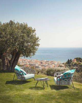 Lounge e coffee table Bolle, design Paola Navone. Lounge e coffee table Bolle, design Paola Navone.