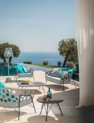 Poltrone, divano, lampada da terra e coffee table Bolle, design Paola Navone. Poltrone, divano, lampada da terra e coffee table Bolle, design Paola Navone.
