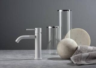 La nuova serie di rubinetteria Diametro 35 S di Ritmonio si caratterizza per linee semplici e lineari, ma è anche versatile, essendo disponibile in diversi modelli, per lavabo, bidet e vasca. Inoltre è configurabile nelle 16 finiture speciali della Ritmonio Finishes Selection, per personalizzarla in base alle esigenze. www.ritmonio.it La nuova serie di rubinetteria Diametro 35 S di Ritmonio si caratterizza per linee semplici e lineari, ma è anche versatile, essendo disponibile in diversi modelli, per lavabo, bidet e vasca. Inoltre è configurabile nelle 16 finiture speciali della Ritmonio Finishes Selection, per personalizzarla in base alle esigenze. www.ritmonio.it