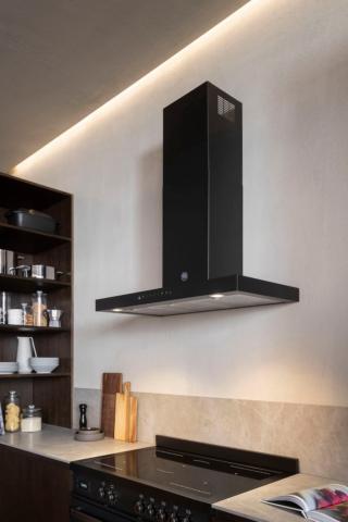 La finitura Carbonio rende la cappa a parete da 90 cm KT90P1ANT della Serie Professional particolarmente accattivante. In acciaio inossidabile, è dotata di un unico motore a tre velocità, con potenza di aspirazione massima di 700 mc/h, e da efficacissimi filtri in acciaio inossidabile. I comandi elettronici dotati di display a LED rendono agevole la regolazione e le due luminose luci a LED agevolano la piena visibilità sul piano cottura. www.bertazzoni.com La finitura Carbonio rende la cappa a parete da 90 cm KT90P1ANT della Serie Professional particolarmente accattivante. In acciaio inossidabile, è dotata di un unico motore a tre velocità, con potenza di aspirazione massima di 700 mc/h, e da efficacissimi filtri in acciaio inossidabile. I comandi elettronici dotati di display a LED rendono agevole la regolazione e le due luminose luci a LED agevolano la piena visibilità sul piano cottura. www.bertazzoni.com