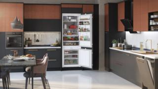 Il frigorifero combinato da incasso GKNI6950FHN della linea Himalaya di Grundig ha una capacità totale di 405 litri e è dotato della tecnologia Duo-Cooling Total No Frost, per avere non solo più spazio per conservare gli alimenti, ma conservarli anche più a lungo e con i livelli di umidità corretti. Ha tecnologia VitaminZone che permette di ottenere una perfetta conservazione dei contenuti vitaminici e nutrizionali di frutta e verdura perché alterna fonti luminose colorate che simulano il naturale ciclo solare di 24h. È anche dotato di AeroFresh: il frigorifero si serve di due sistemi di raffreddamento separati e indipendenti che permettono di massimizzare le prestazioni del prodotto garantendo un perfetto livello di umidità nel vano frigorifero e un ambiente secco nel freezer. www.grundig.com