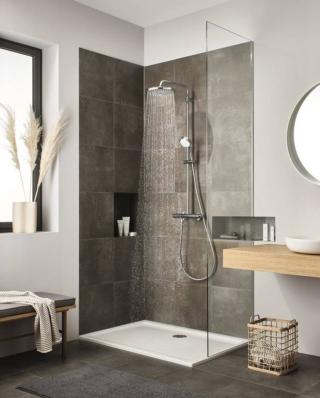 Rende molto confortevole la doccia il sistema di Grohe che si compone di soffione Tempesta 250, asta con braccio girevole, termostatico Tempesta Cosmopolitan 100 e doccetta a due getti, il morbido Rain e il concentrato Jet. Attenzione anche al risparmio idrico, con il flusso di 9,5 l/min nel soffione e 5,7 l/min nella doccetta. www.grohe.it Rende molto confortevole la doccia il sistema di Grohe che si compone di soffione Tempesta 250, asta con braccio girevole, termostatico Tempesta Cosmopolitan 100 e doccetta a due getti, il morbido Rain e il concentrato Jet. Attenzione anche al risparmio idrico, con il flusso di 9,5 l/min nel soffione e 5,7 l/min nella doccetta. www.grohe.it